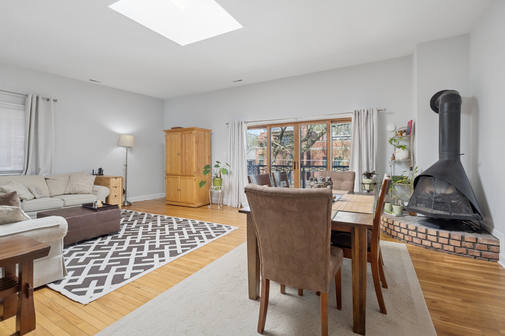 1122 W ALTGELD Street Unit: 12