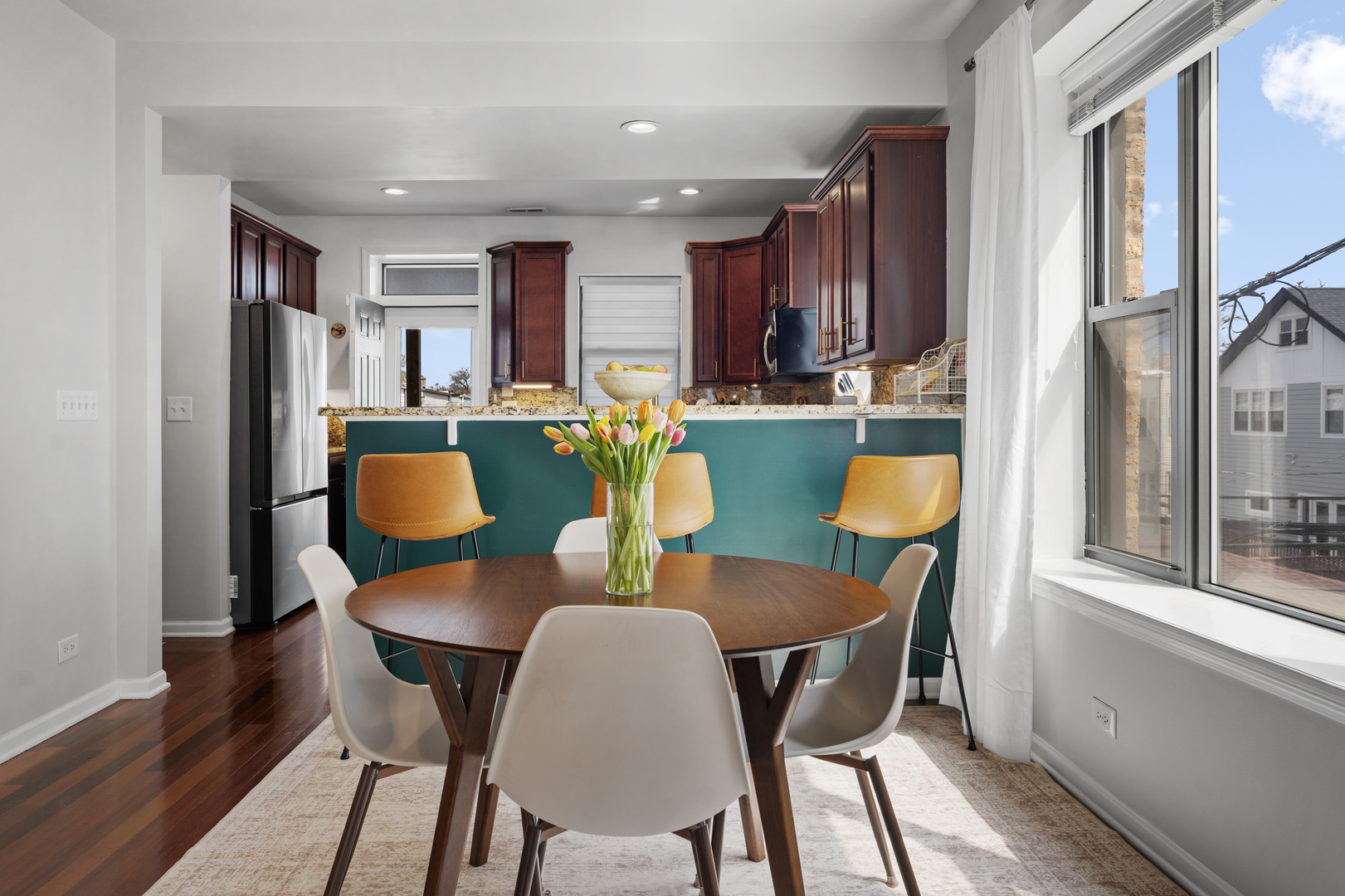 3918 W Roscoe Street Unit: 2