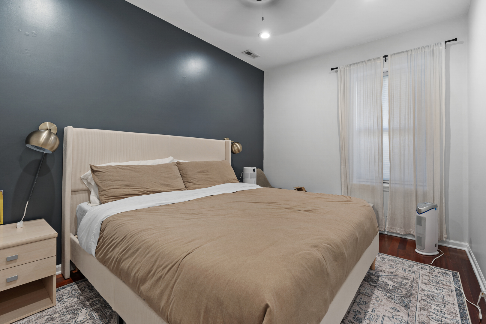 3918 W Roscoe Street Unit: 2