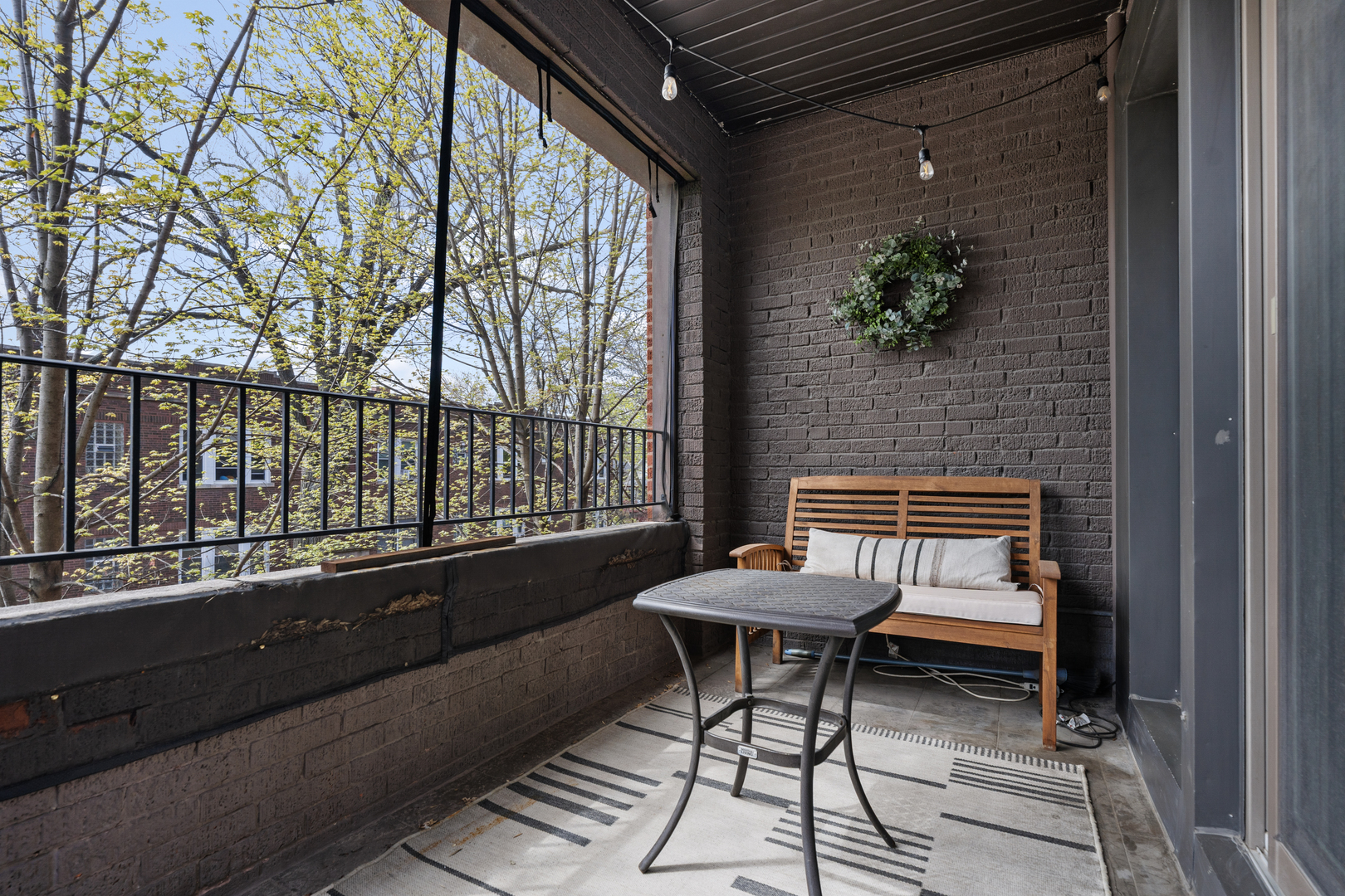 3918 W Roscoe Street Unit: 2