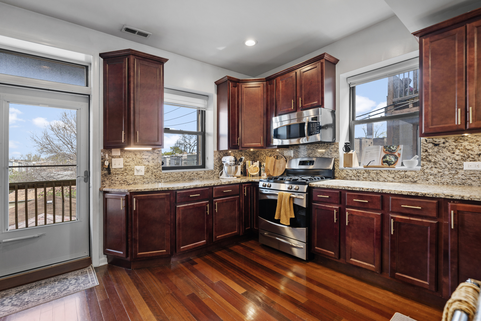 3918 W Roscoe Street Unit: 2
