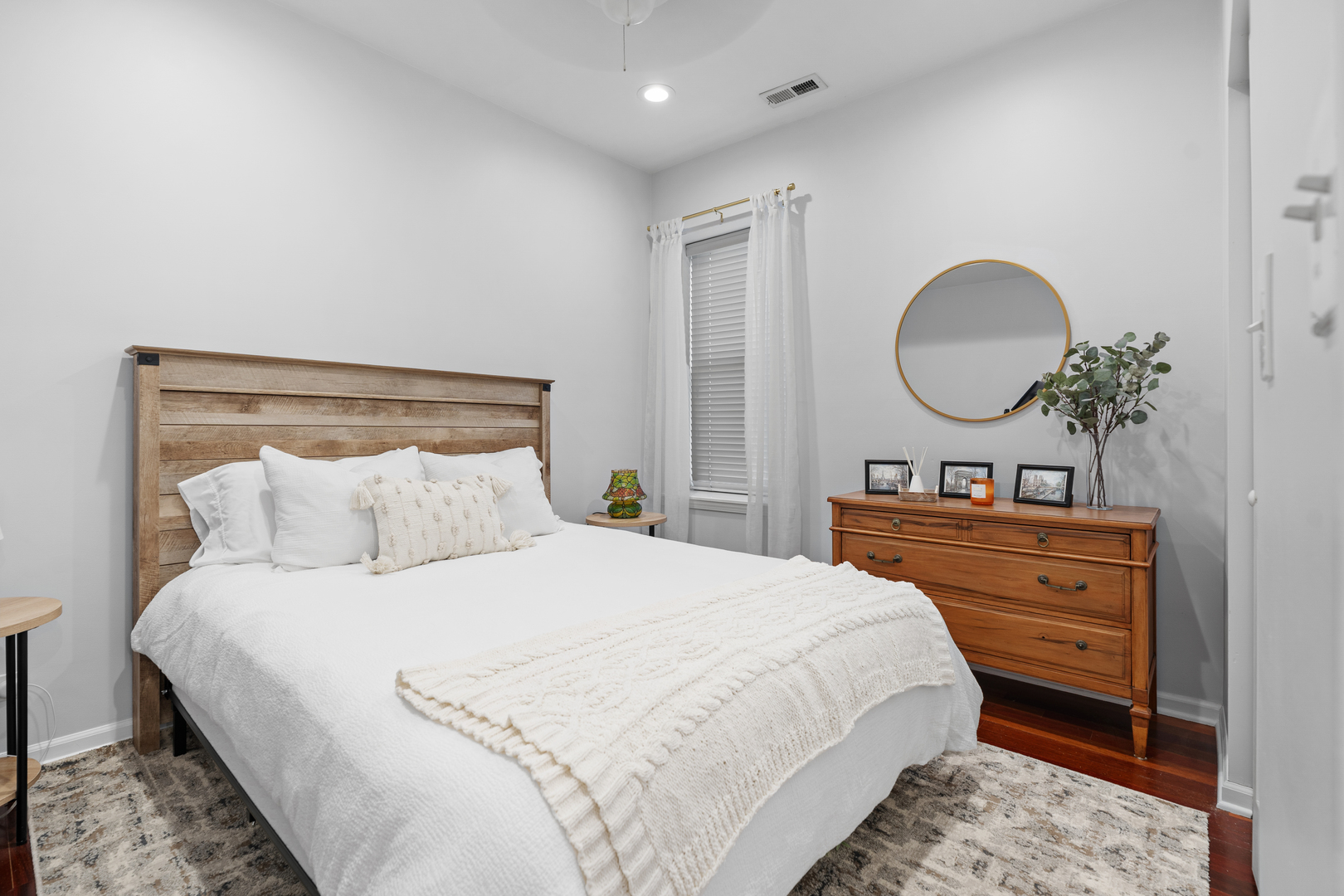 3918 W Roscoe Street Unit: 2