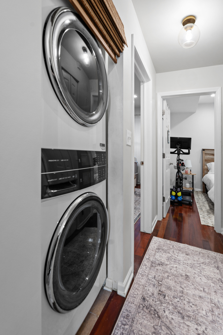 3918 W Roscoe Street Unit: 2