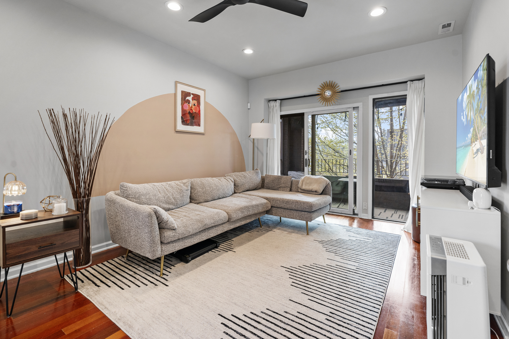 3918 W Roscoe Street Unit: 2