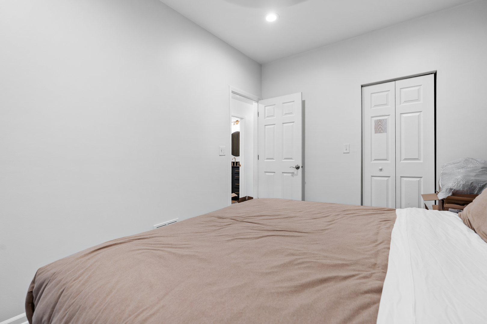 3918 W Roscoe Street Unit: 2
