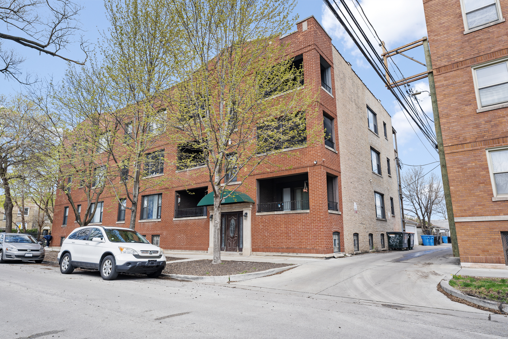 3918 W Roscoe Street Unit: 2