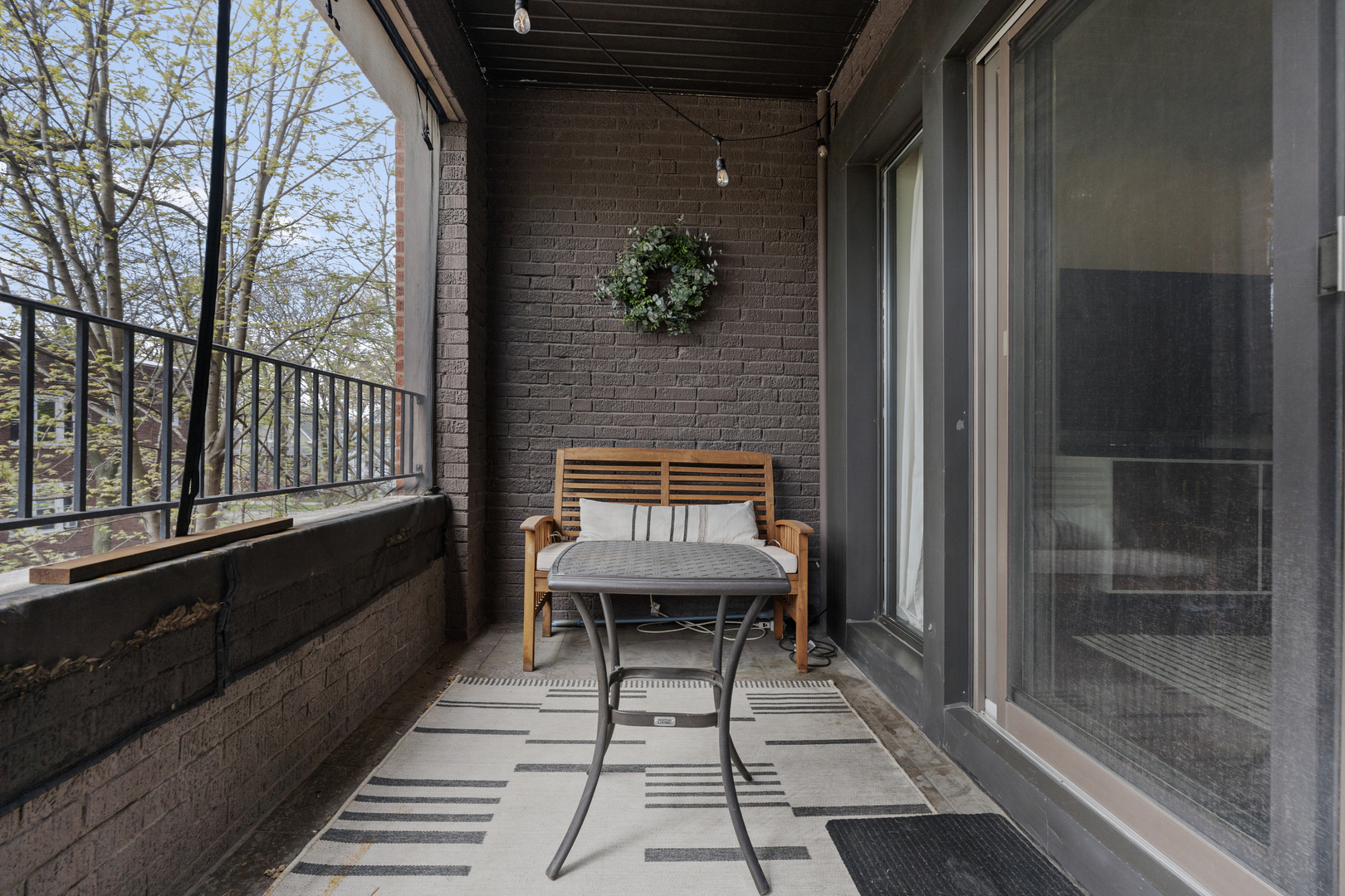 3918 W Roscoe Street Unit: 2
