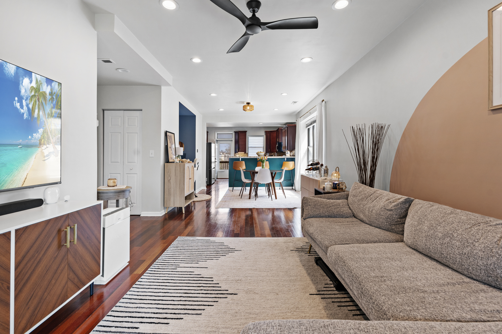 3918 W Roscoe Street Unit: 2
