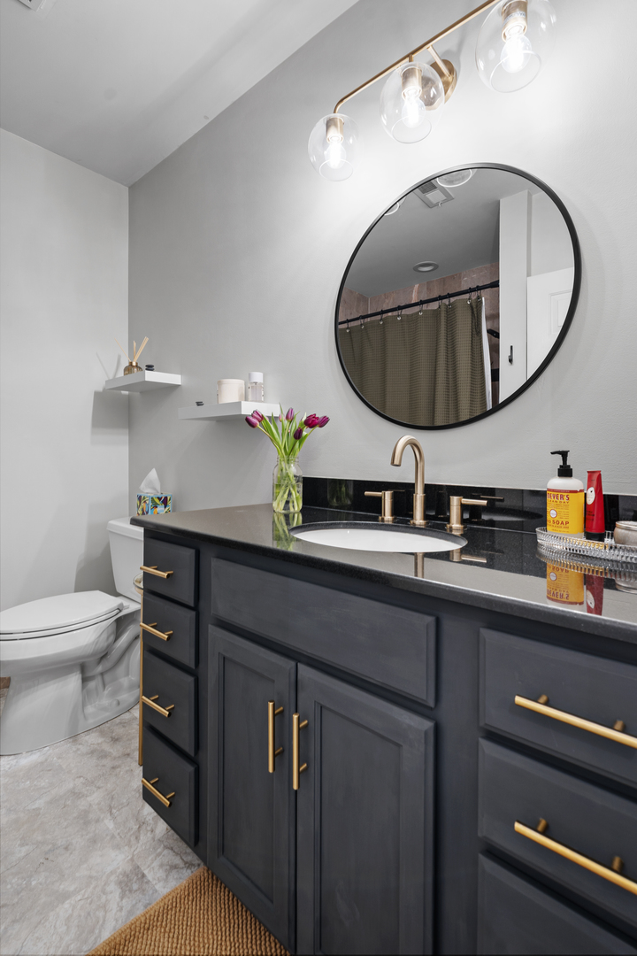 3918 W Roscoe Street Unit: 2
