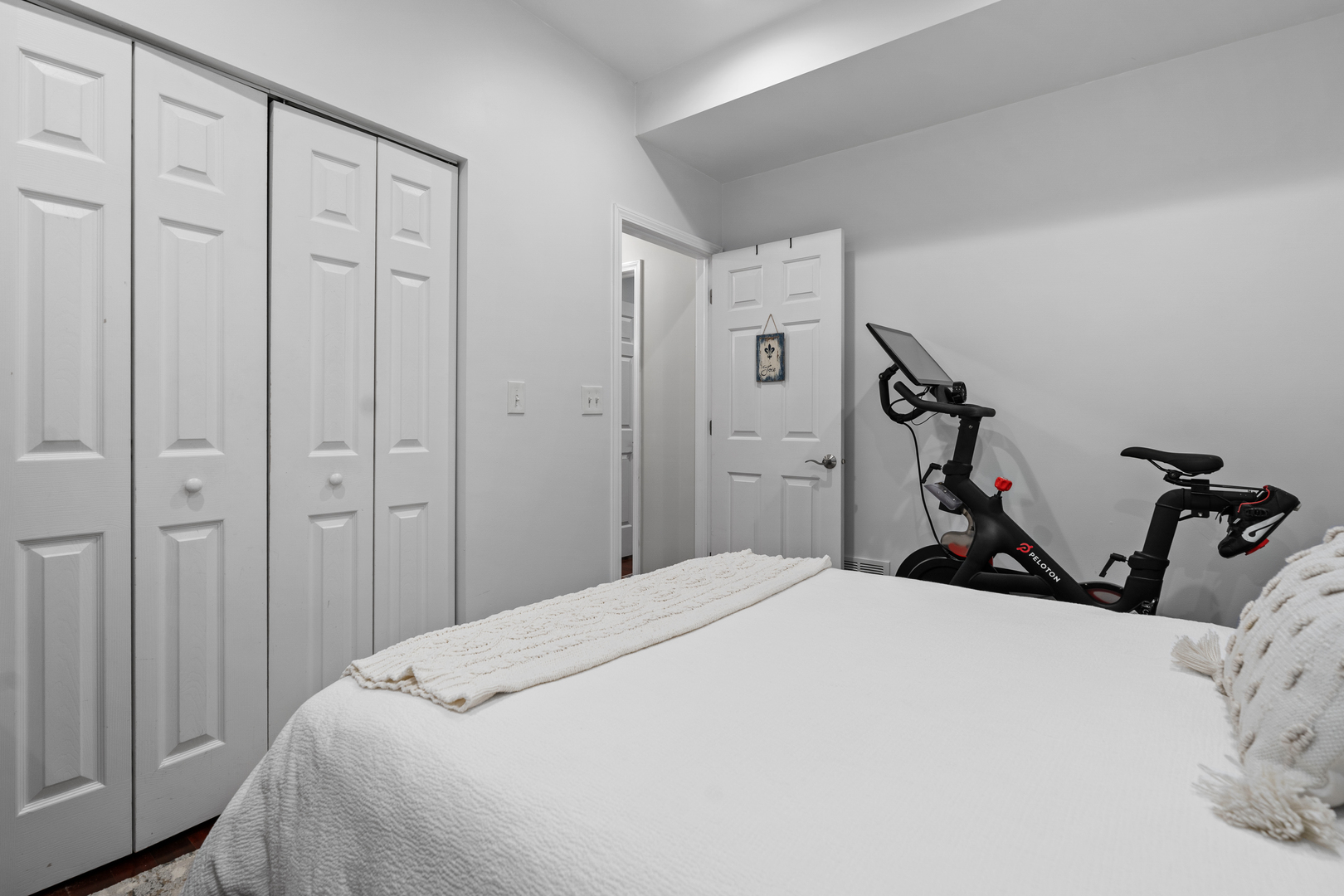 3918 W Roscoe Street Unit: 2