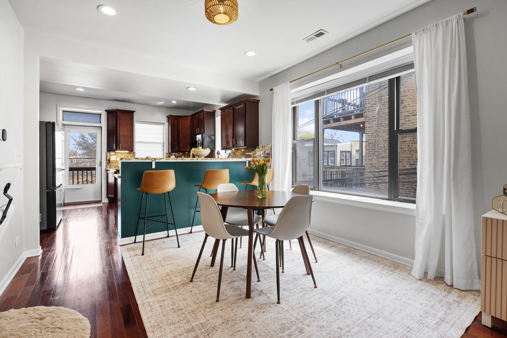 3918 W Roscoe Street Unit: 2