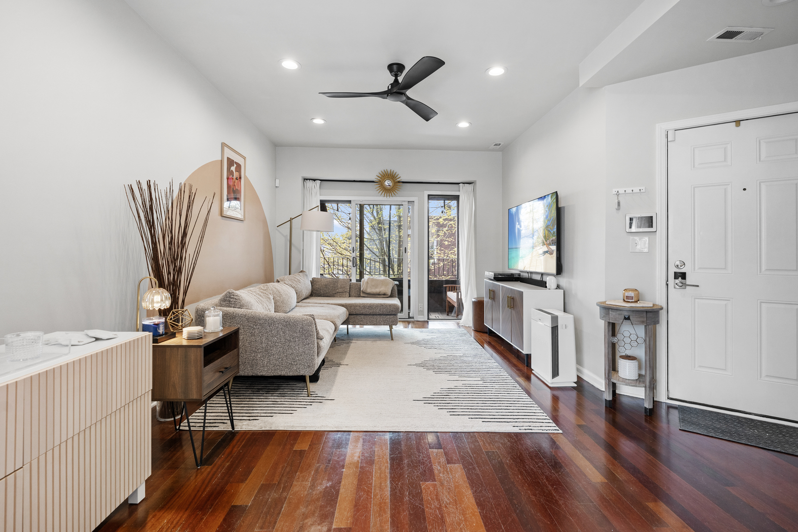 3918 W Roscoe Street Unit: 2