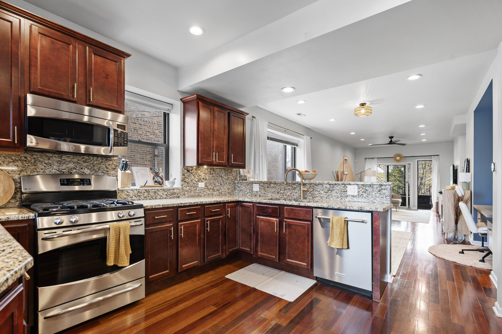 3918 W Roscoe Street Unit: 2