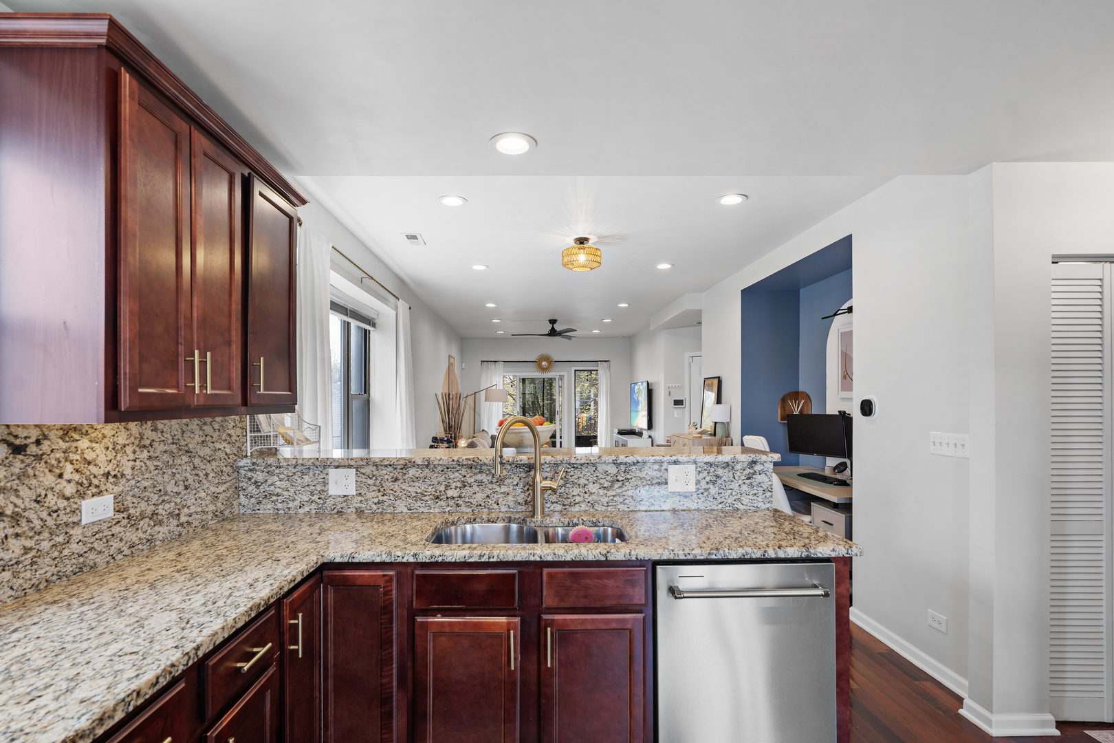 3918 W Roscoe Street Unit: 2