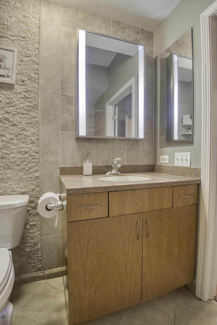 900 LEE Street Unit: 202