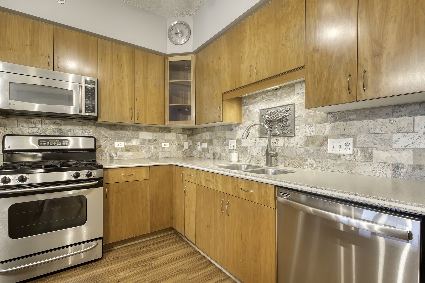 900 LEE Street Unit: 202