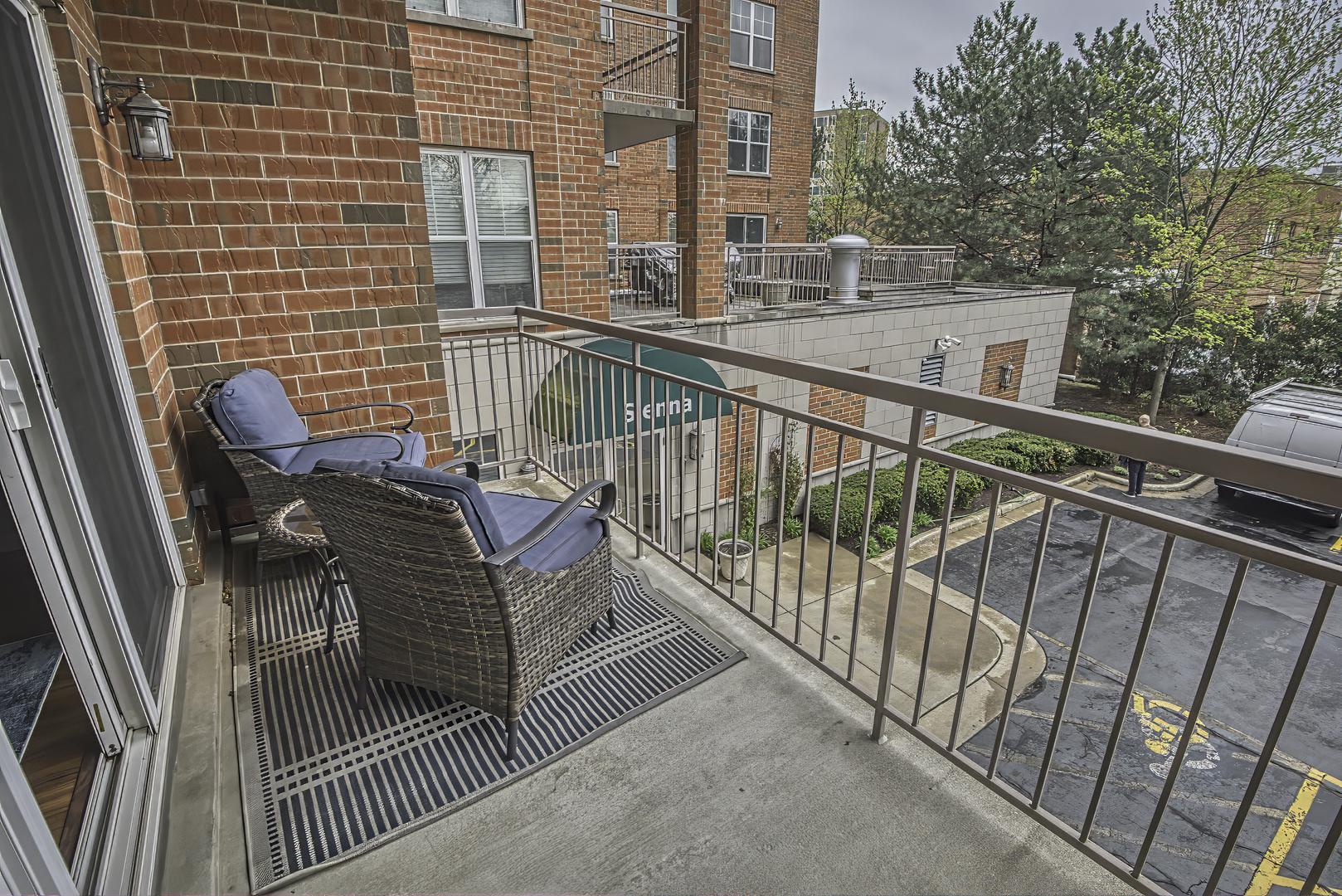 900 LEE Street Unit: 202