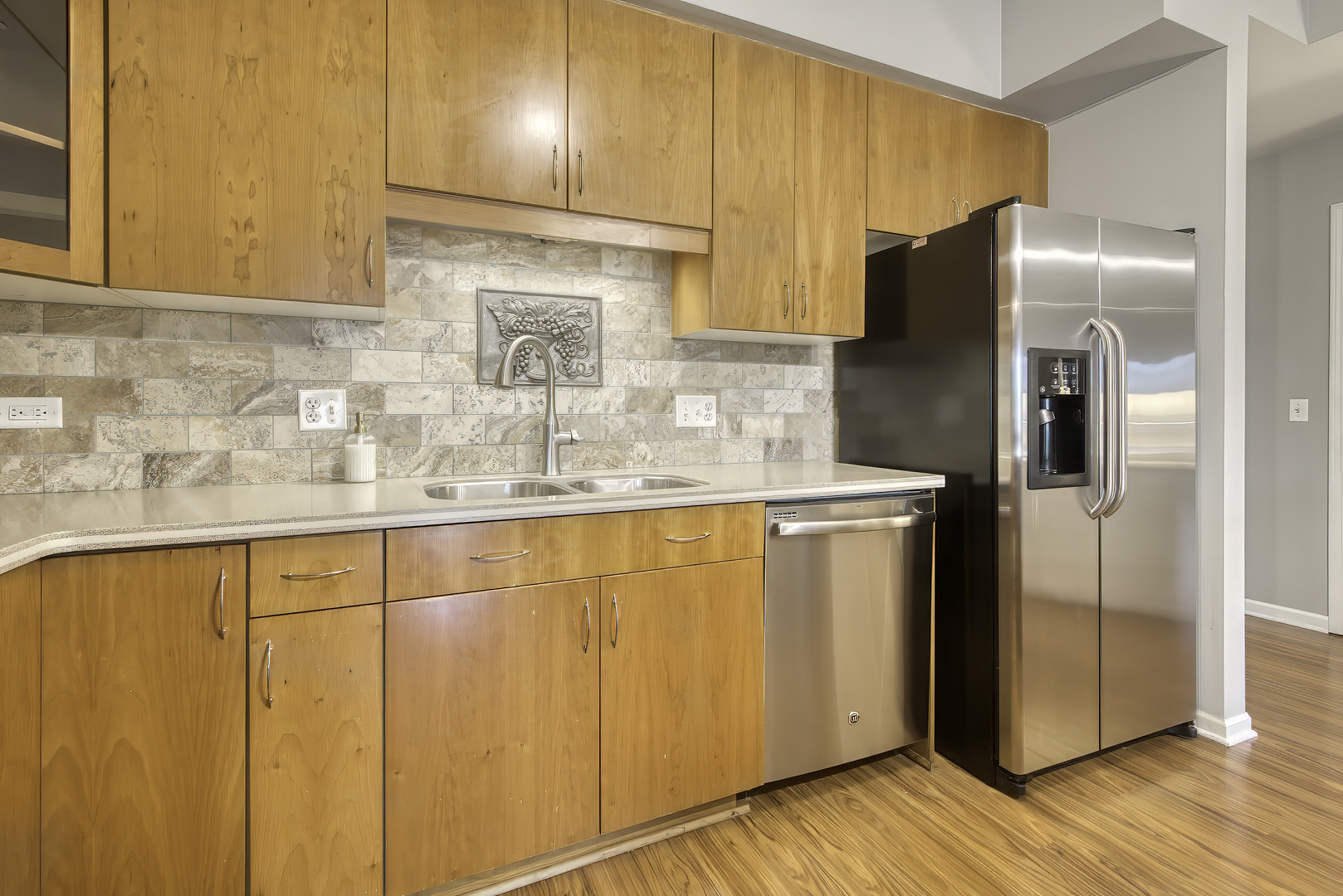 900 LEE Street Unit: 202