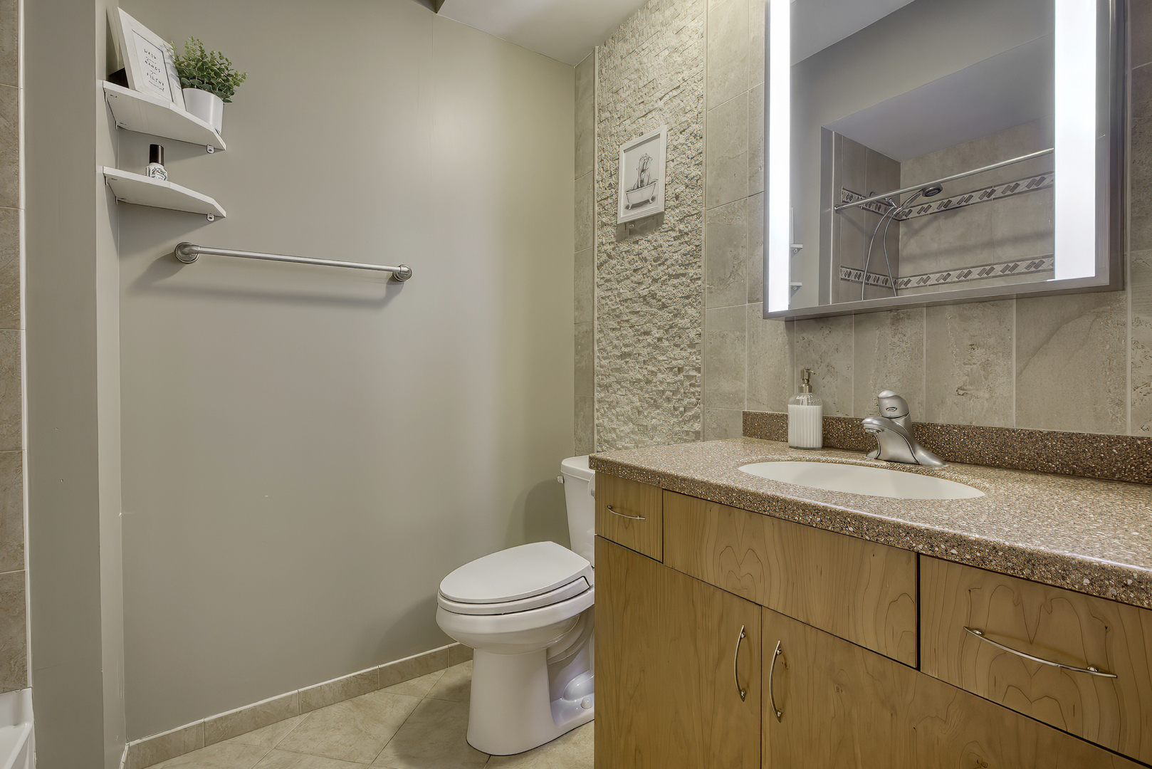 900 LEE Street Unit: 202