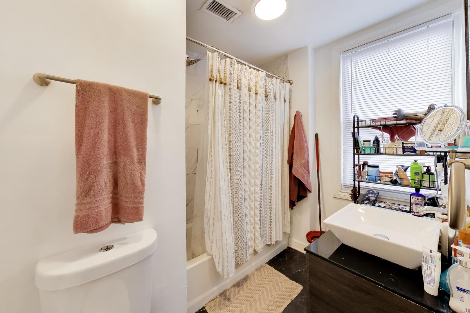 4202 N Sacramento Avenue