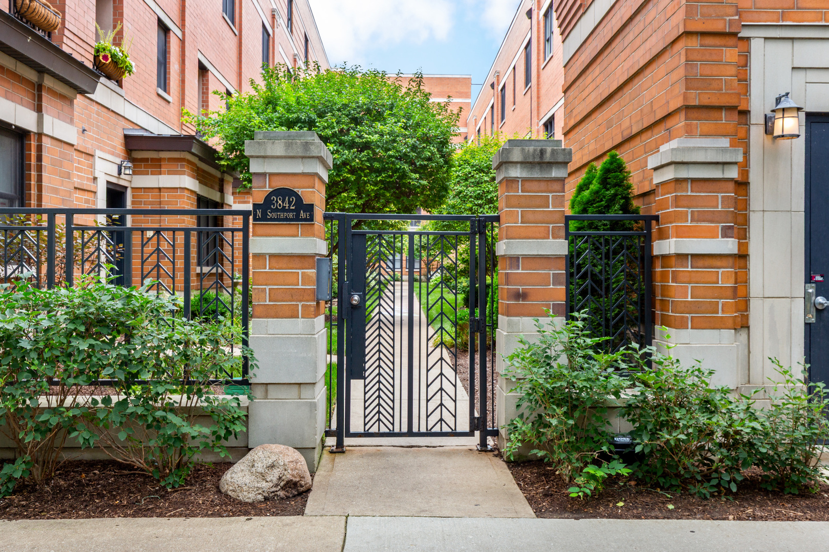 3842 N SOUTHPORT Avenue Unit: L