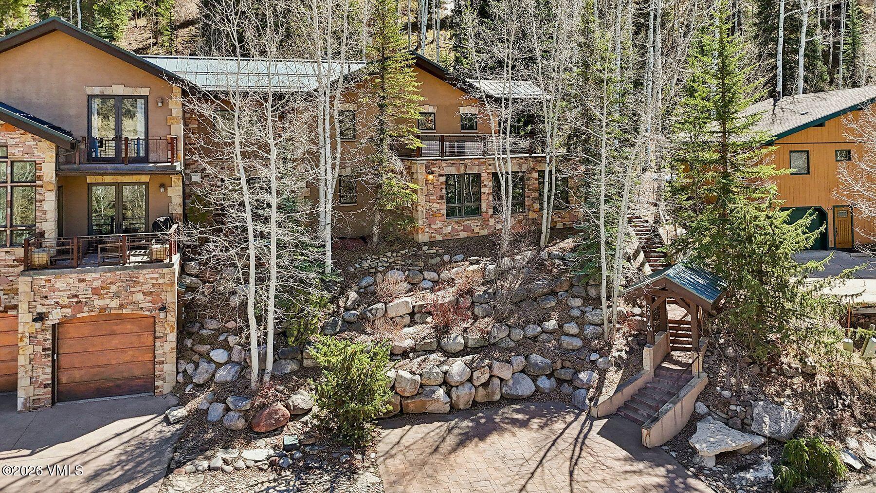 2614 Larkspur Lane W