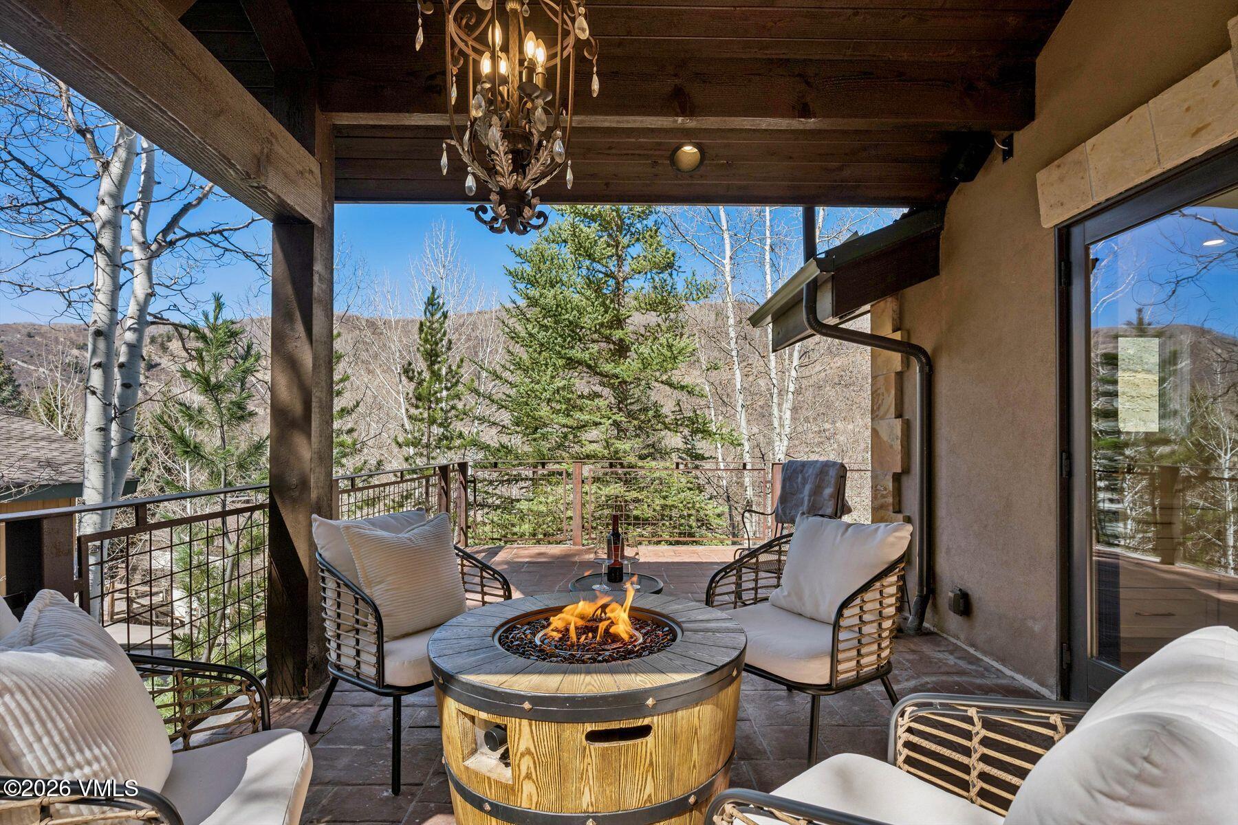 2614 Larkspur Lane W