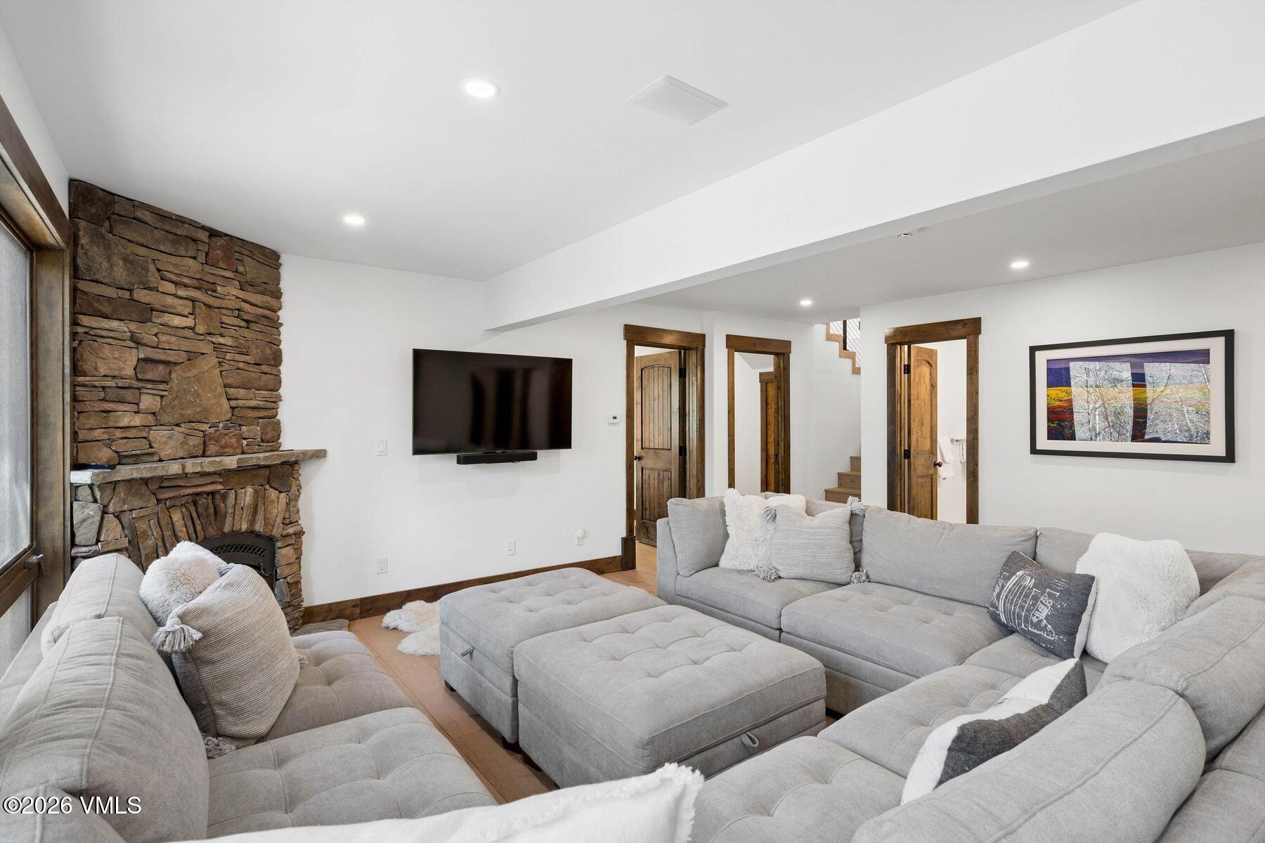 2614 Larkspur Lane W