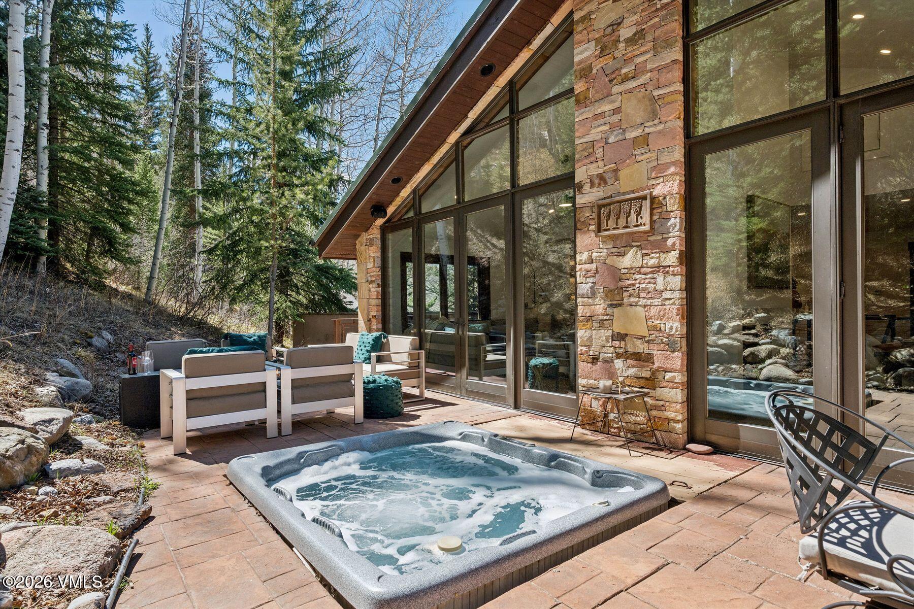 2614 Larkspur Lane W