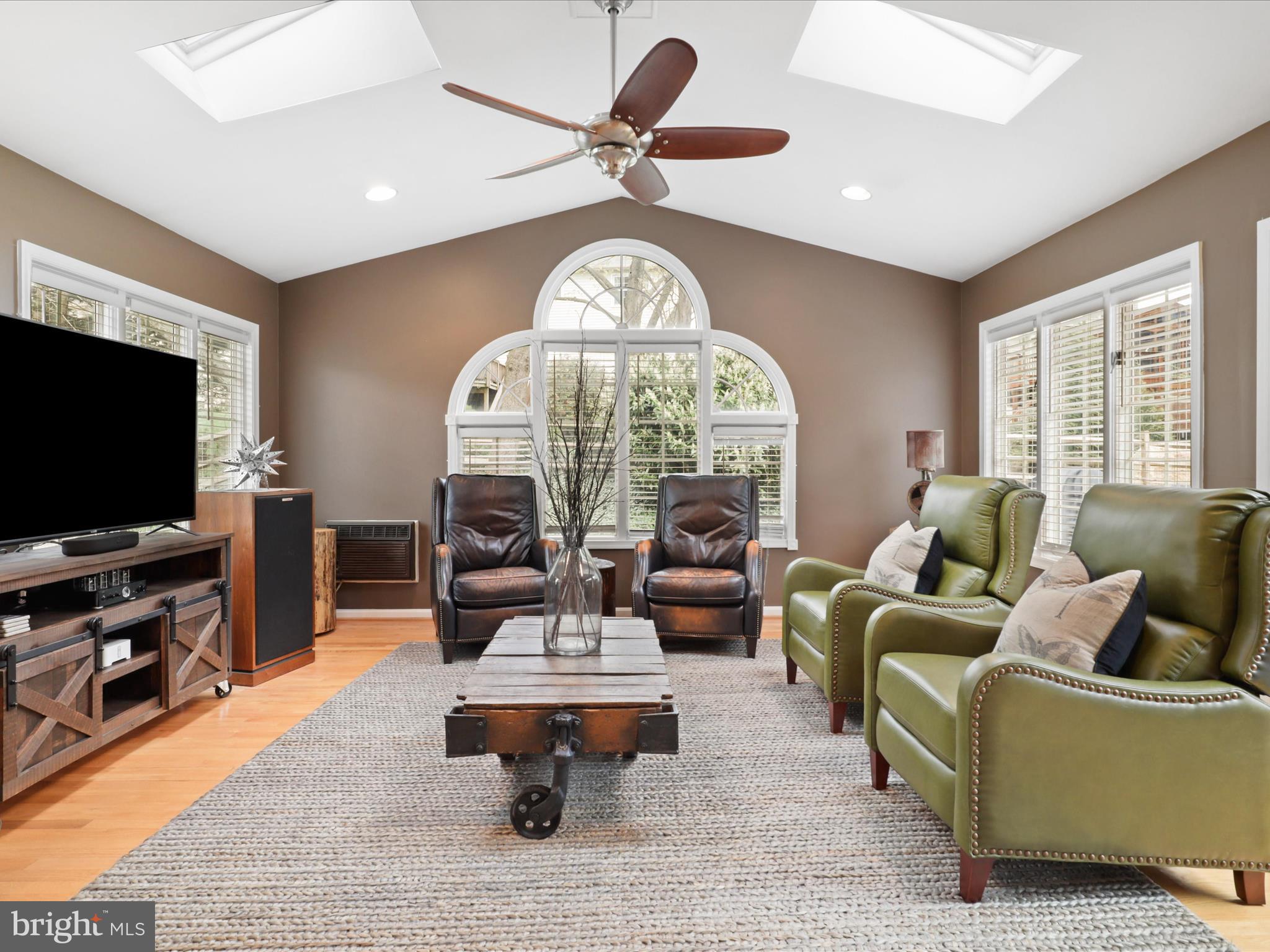 6235 Wilmette Dr