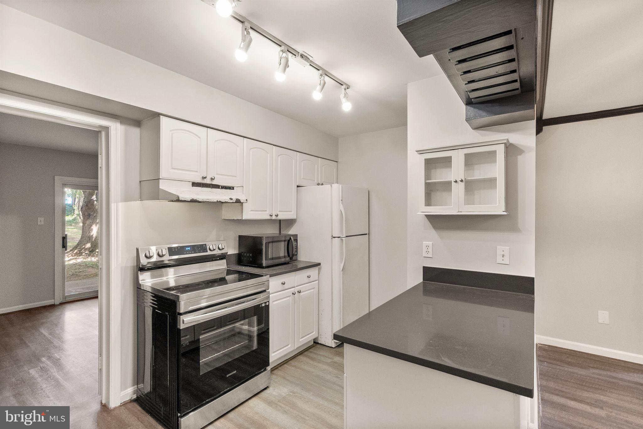 6111 Strasburg Dr