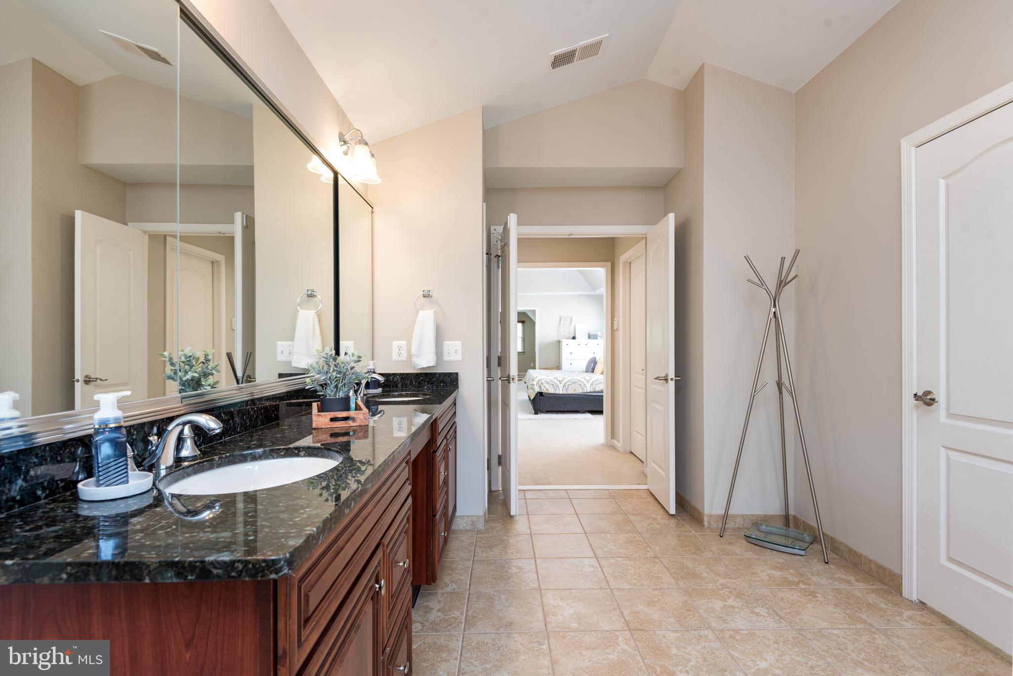 5794 Waterloo Bridge Cir
