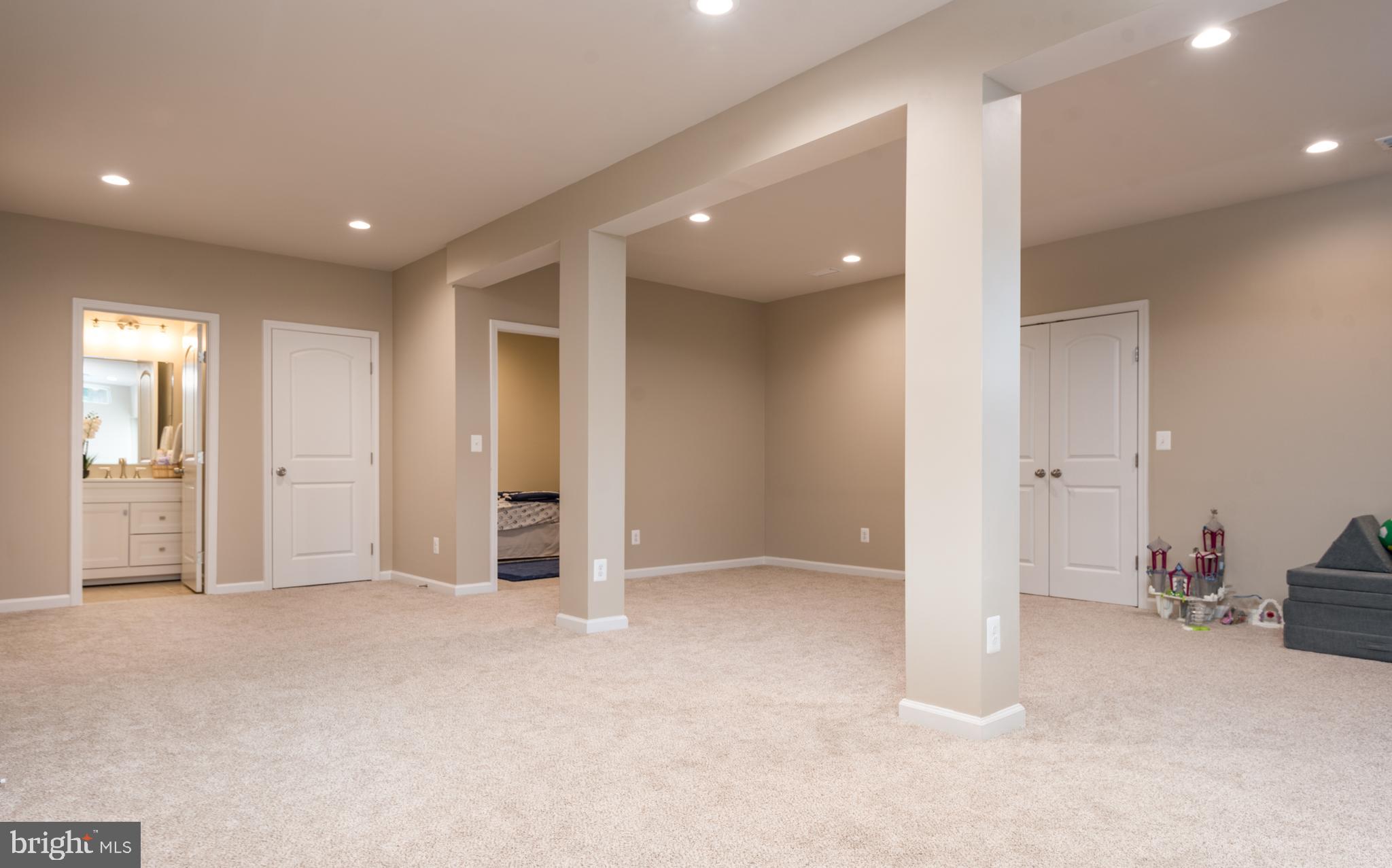 5794 Waterloo Bridge Cir