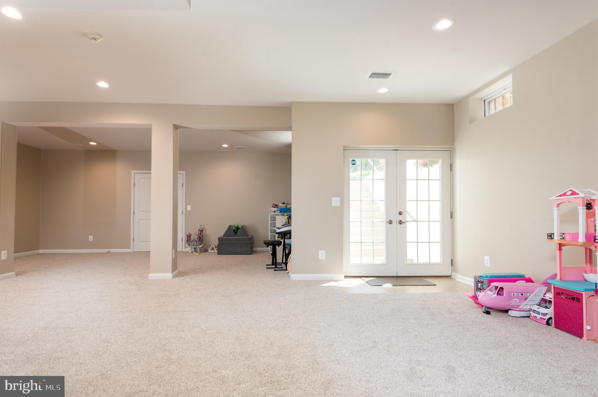 5794 Waterloo Bridge Cir