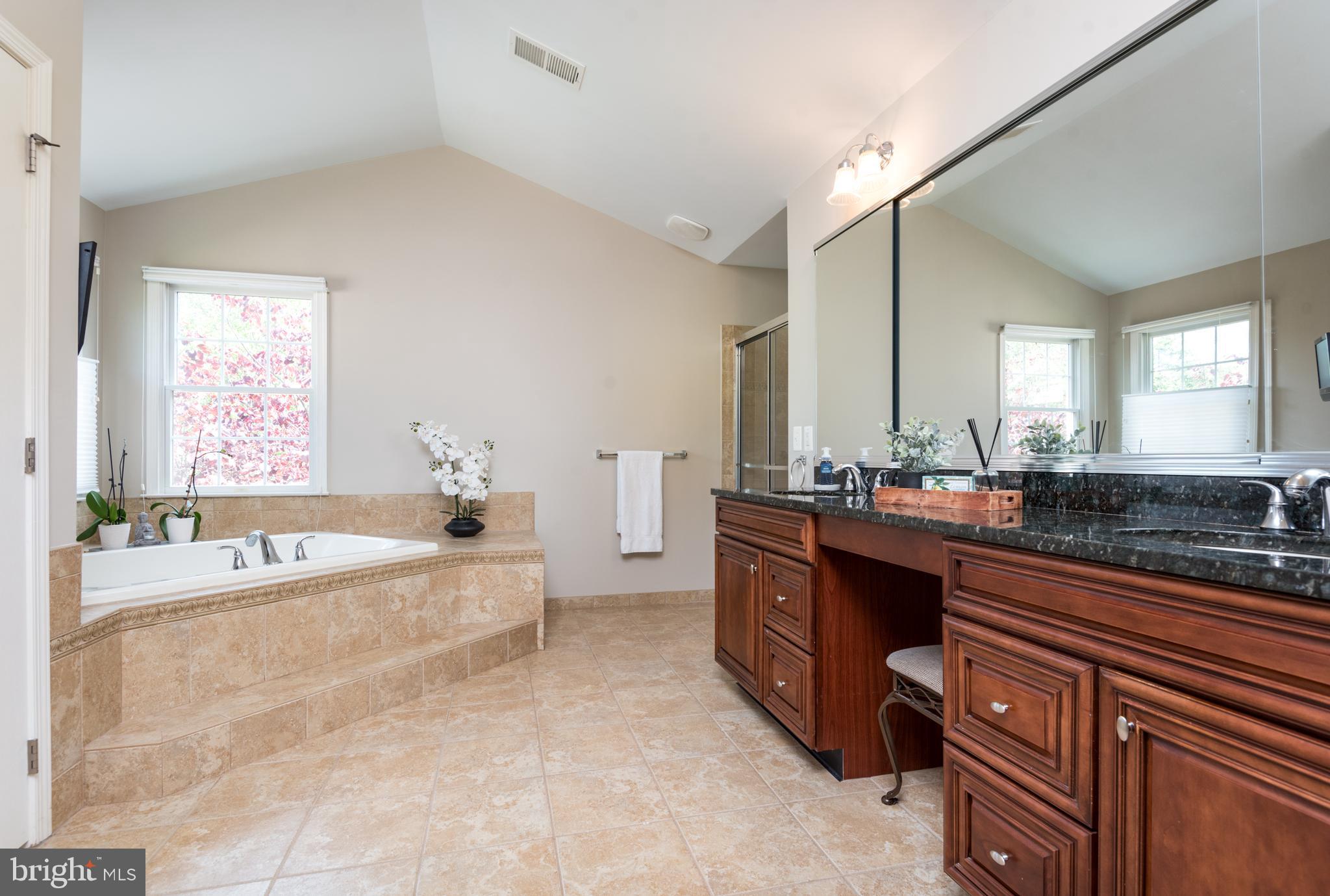 5794 Waterloo Bridge Cir