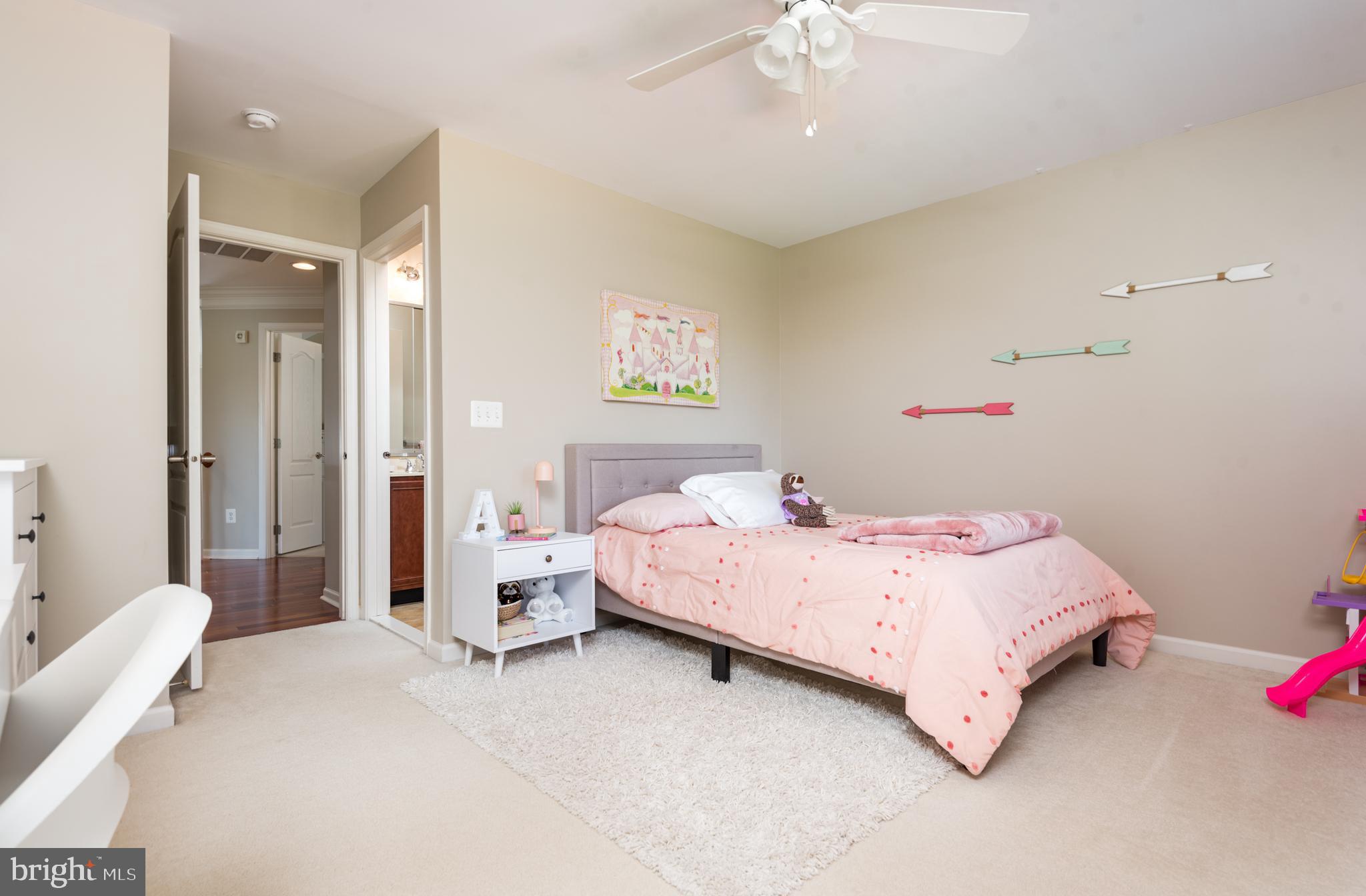 5794 Waterloo Bridge Cir