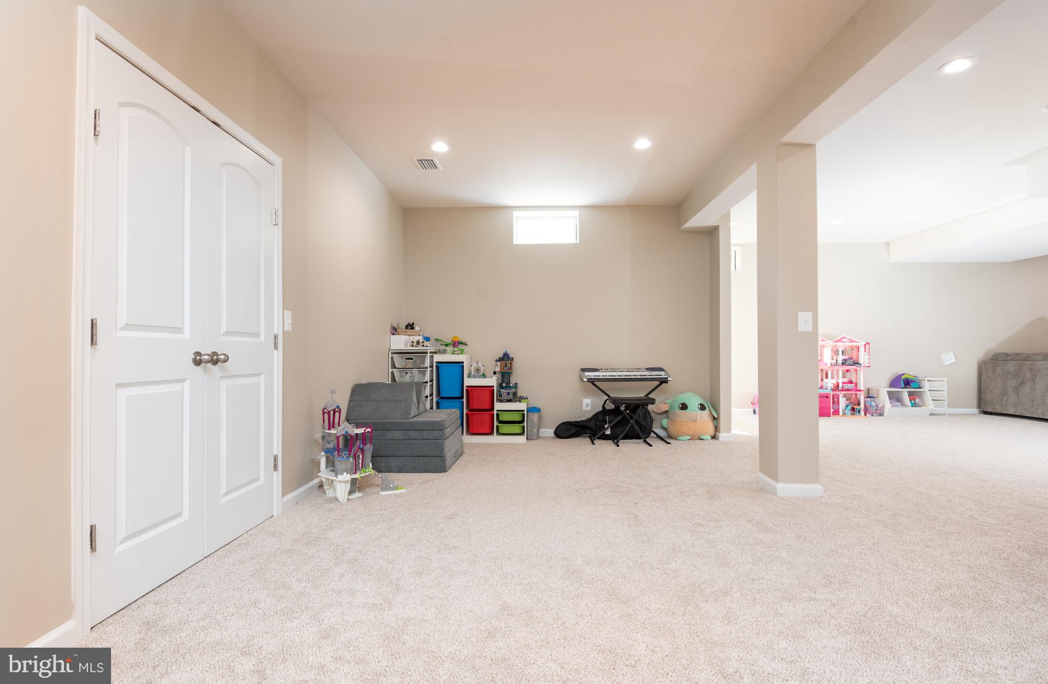 5794 Waterloo Bridge Cir