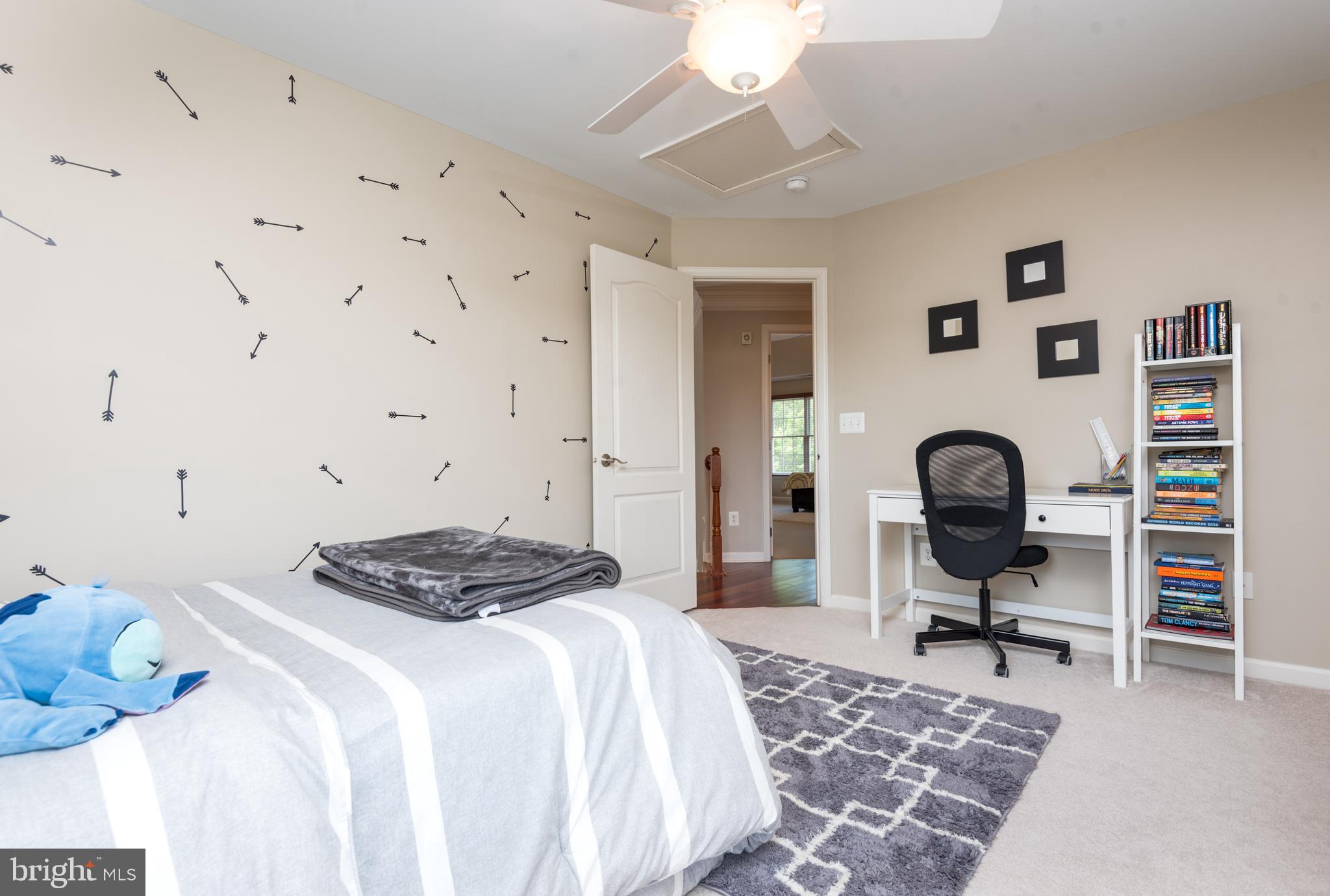 5794 Waterloo Bridge Cir