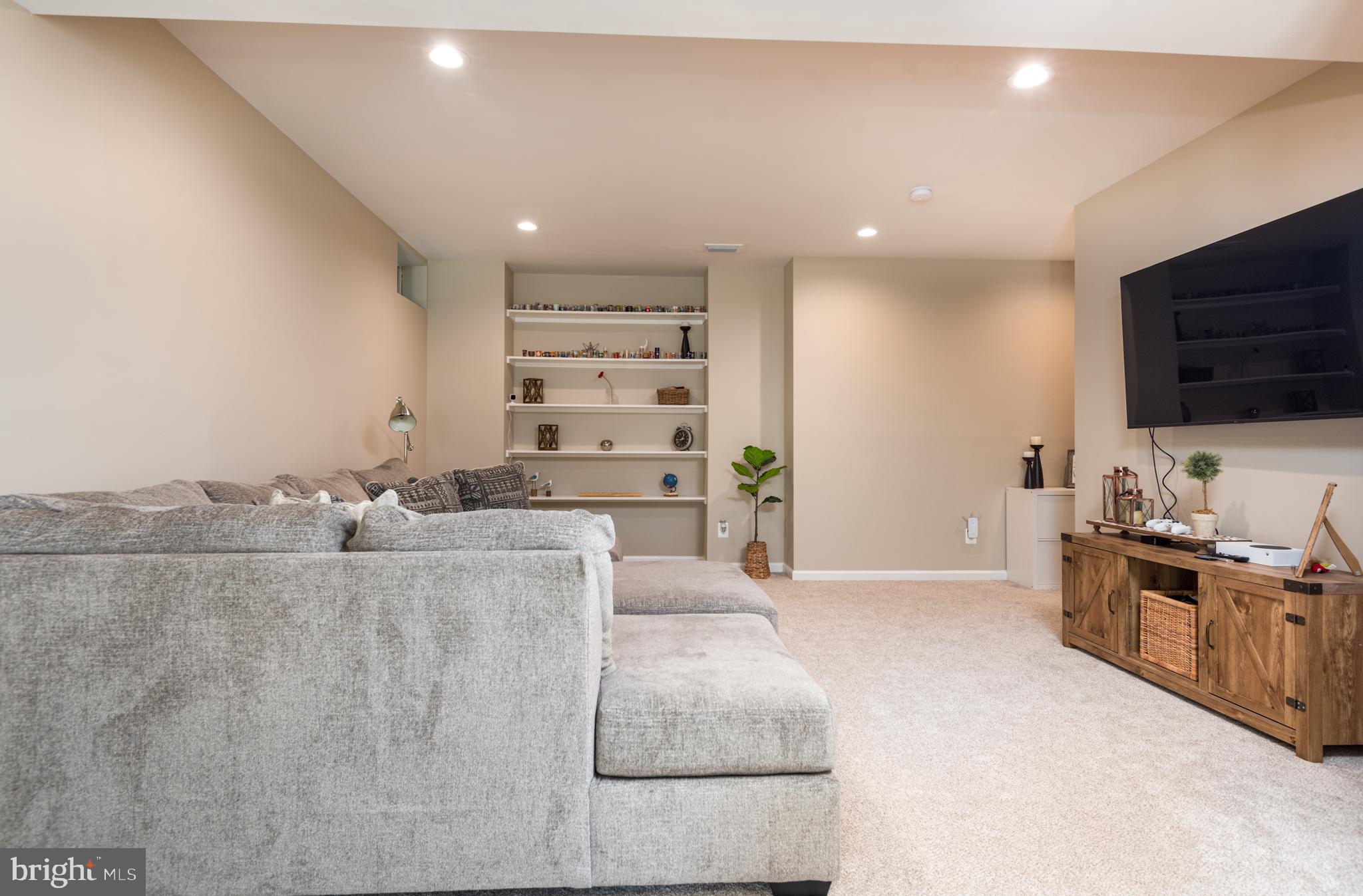 5794 Waterloo Bridge Cir