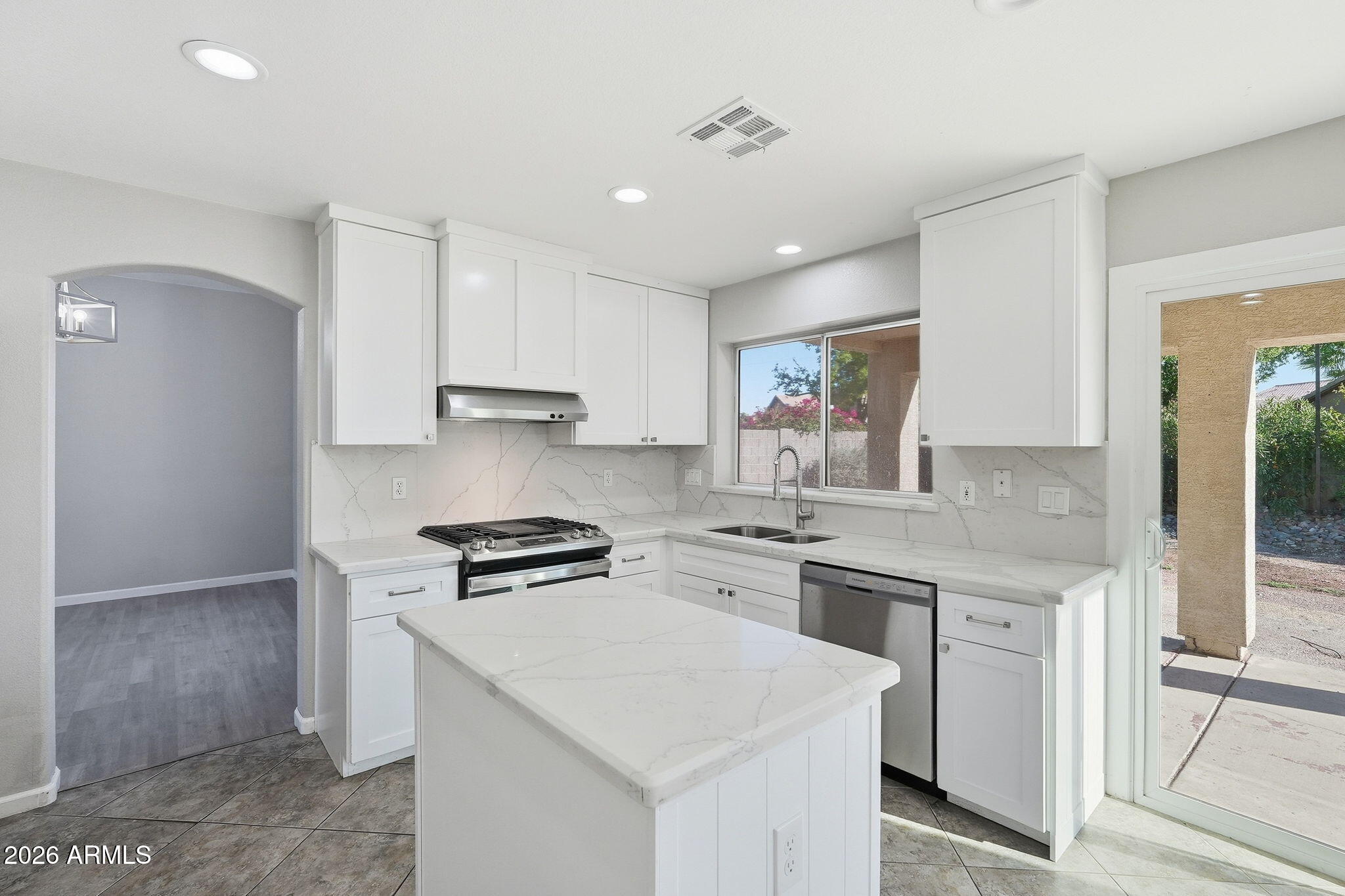 5335 W KERRY Lane