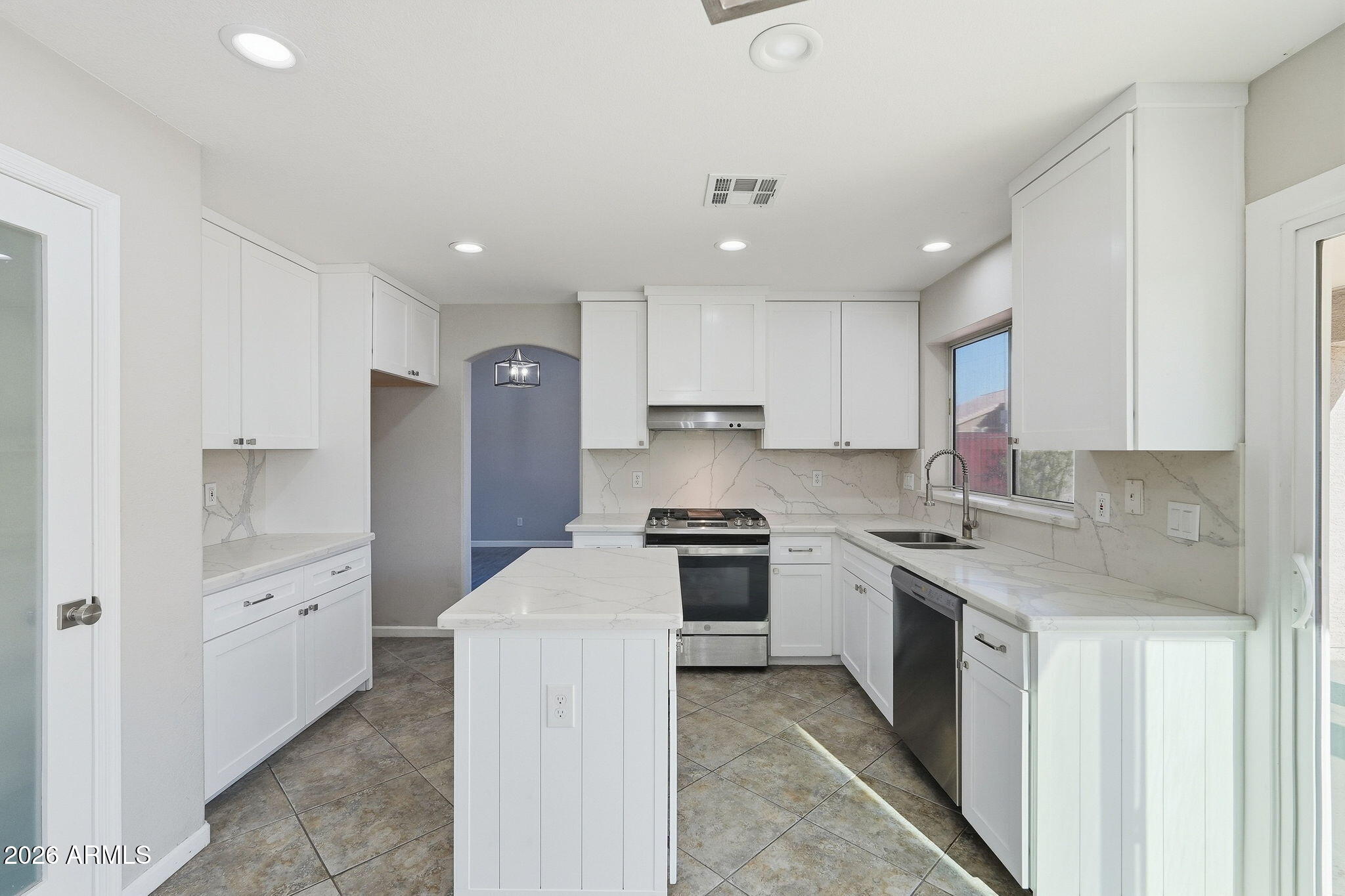 5335 W KERRY Lane