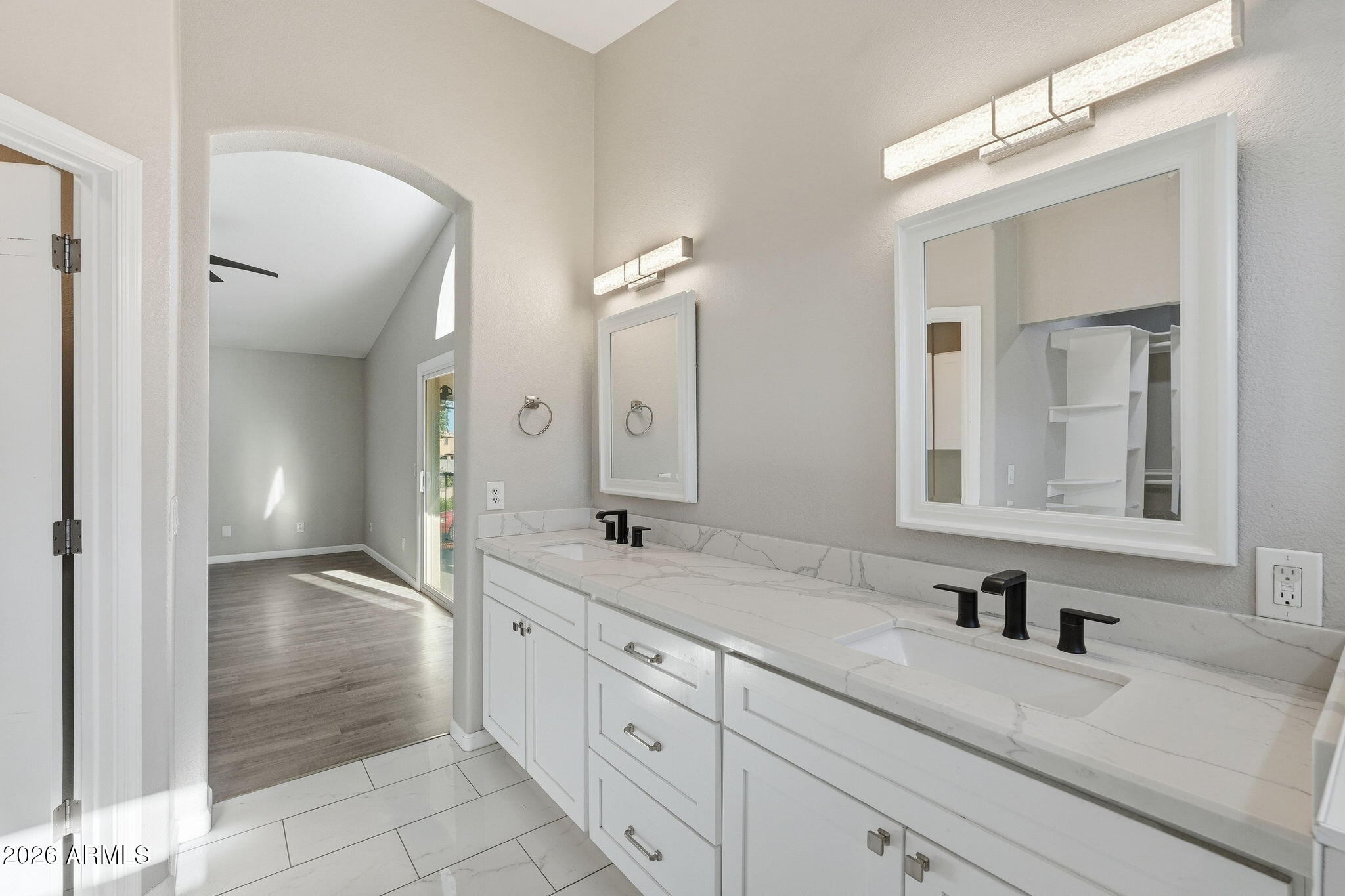 5335 W KERRY Lane