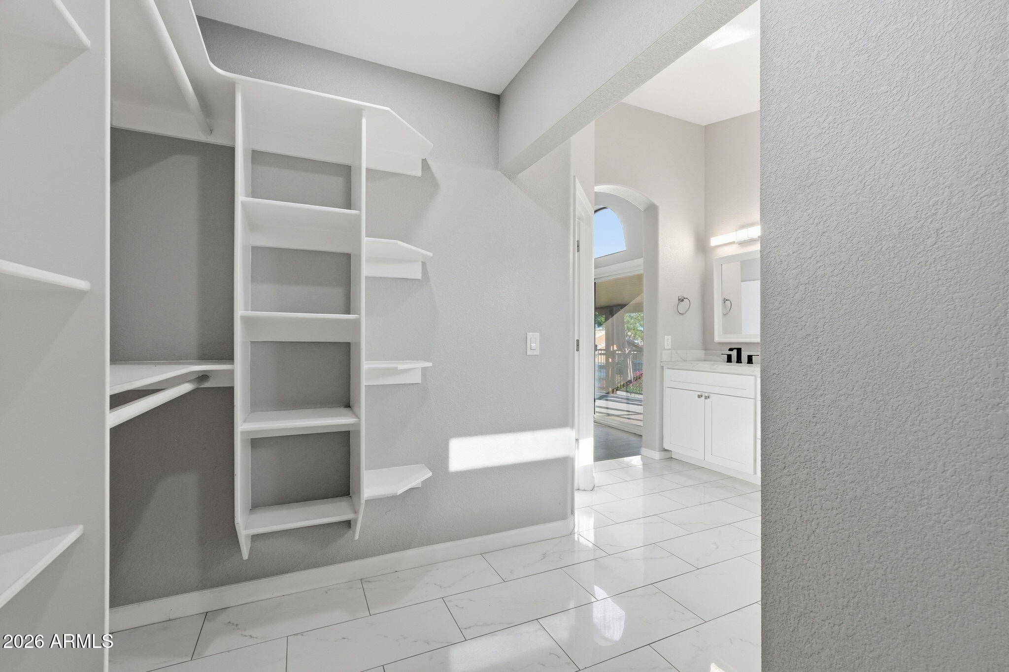 5335 W KERRY Lane