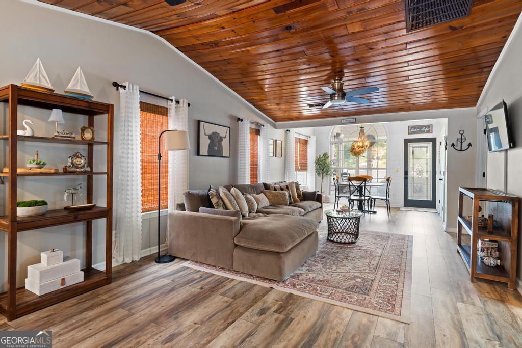 512 Lakeshore Drive