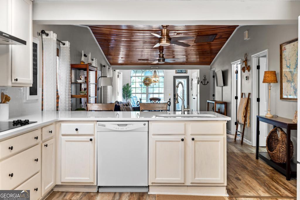 512 Lakeshore Drive