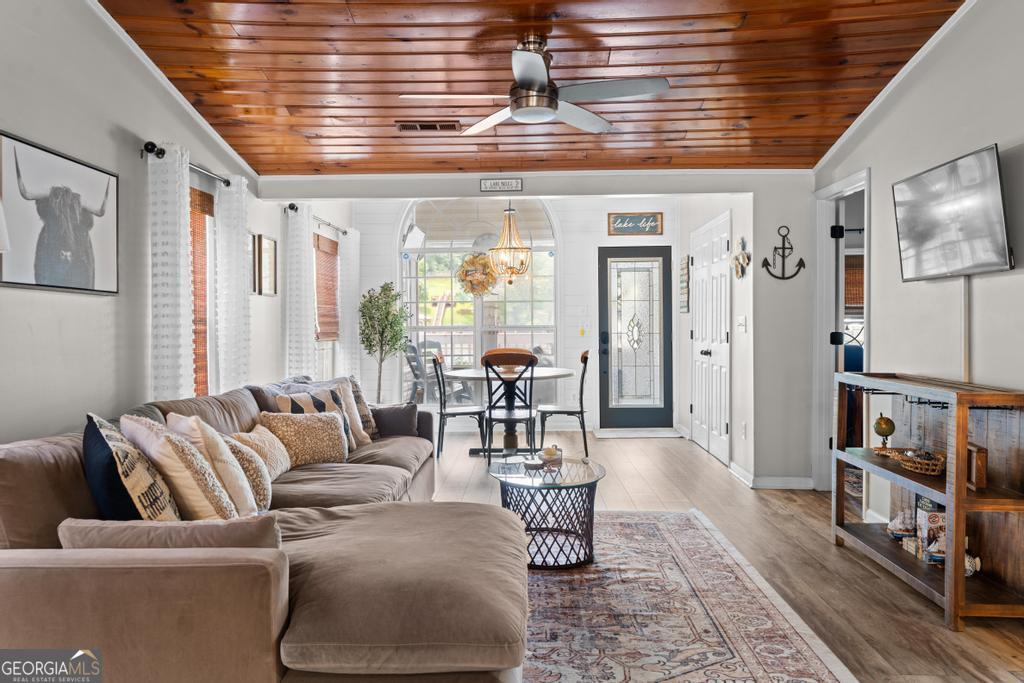 512 Lakeshore Drive