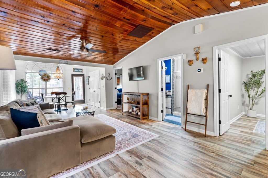 512 Lakeshore Drive