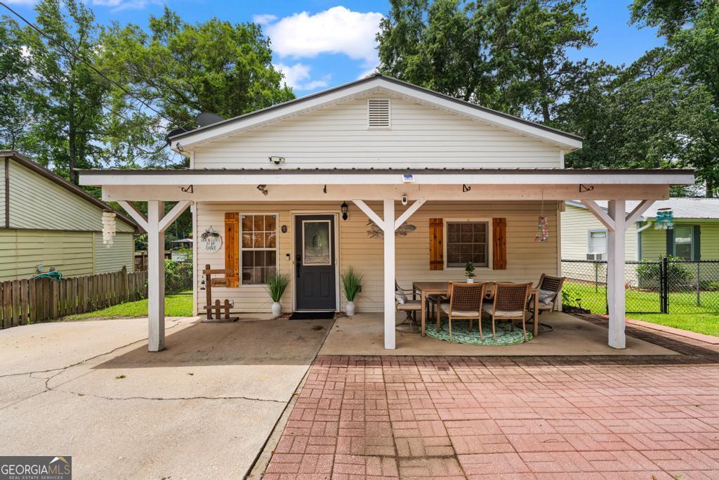 512 Lakeshore Drive