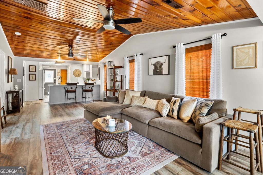 512 Lakeshore Drive