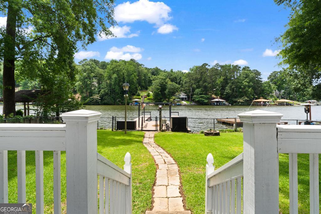 512 Lakeshore Drive